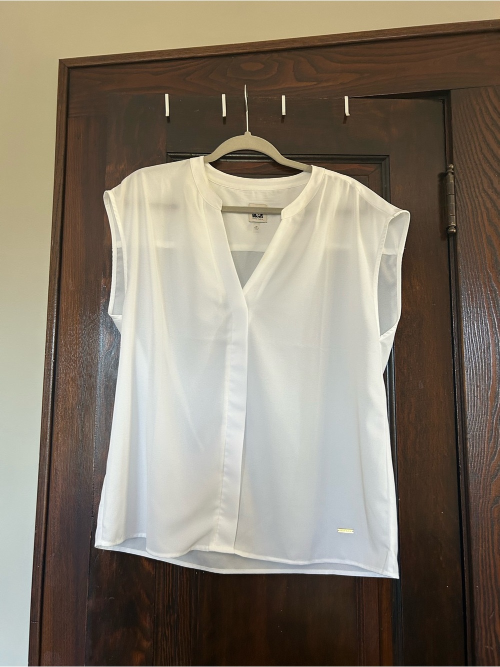 NWOT, wardrobe staple, Anne Klein White Sleeveless V-Neck Blouse, size M